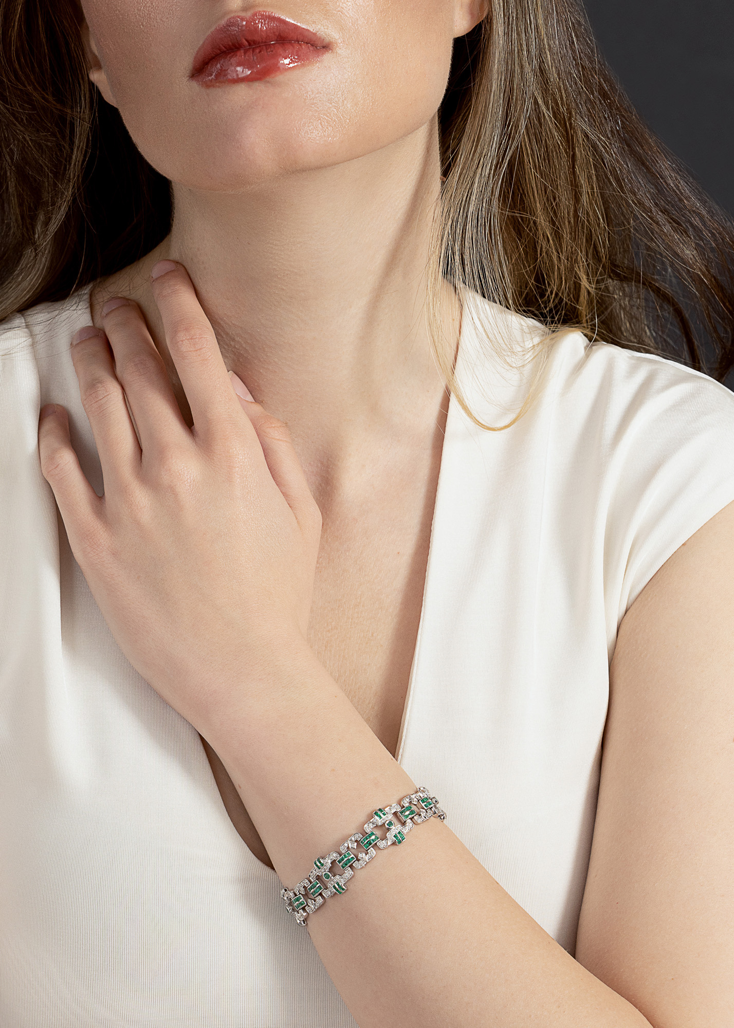 Art Deco bracelet, in white gold, decorated with emeralds and diamonds, accompanied by pendant