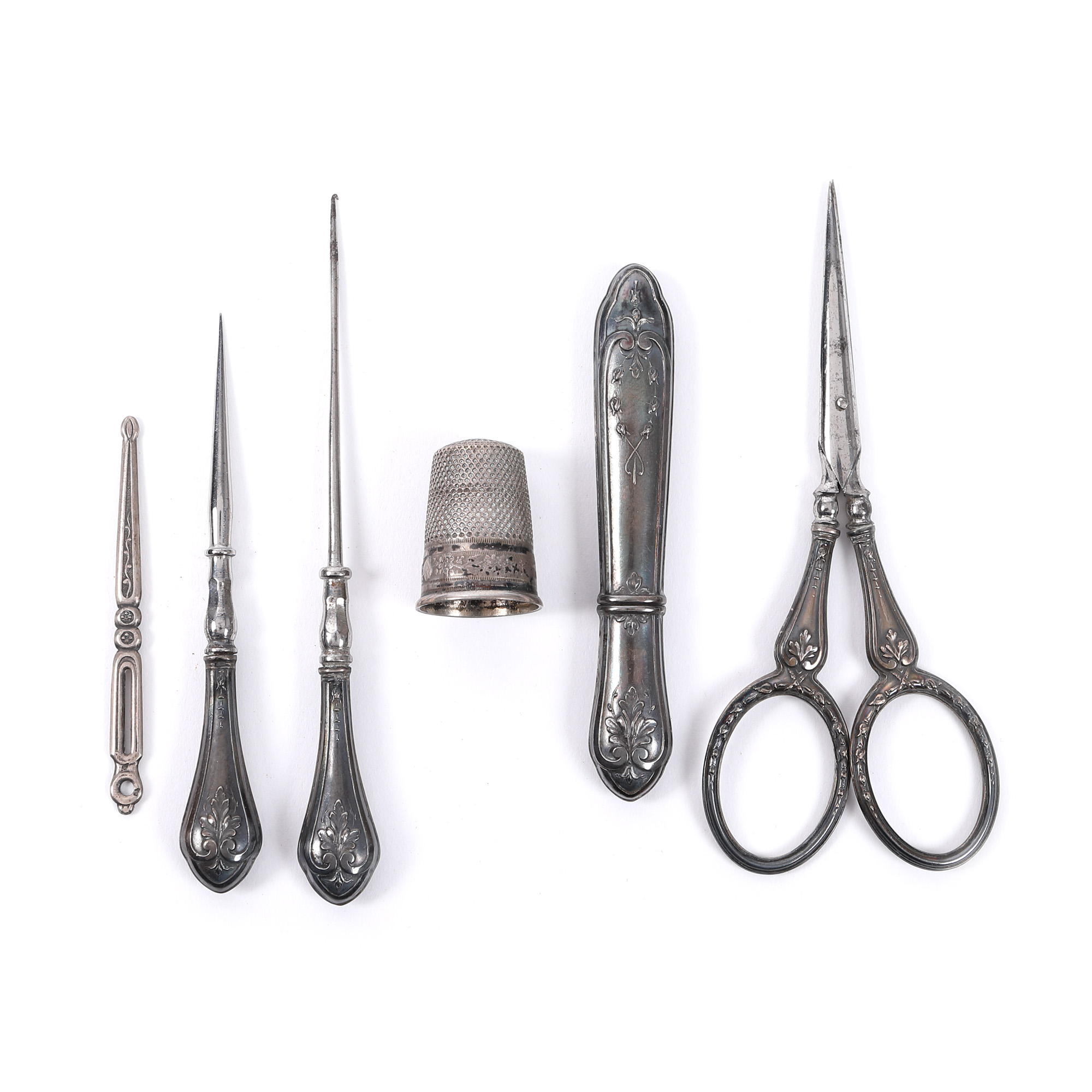 Silver sewing set decorated with vegetal motifs, end of the 19th century, in the original box