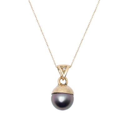 Gold chain with pendant decorated with black pearl and diamonds