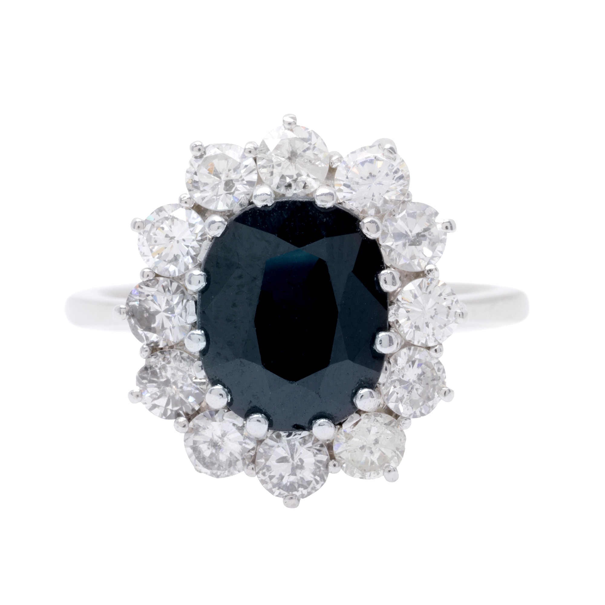 Inel din aur alb, decorat cu safir anturat de diamante