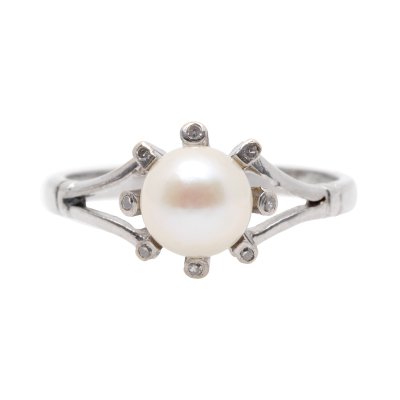 Mikimoto white gold ring, decorated with pearl and diamonds