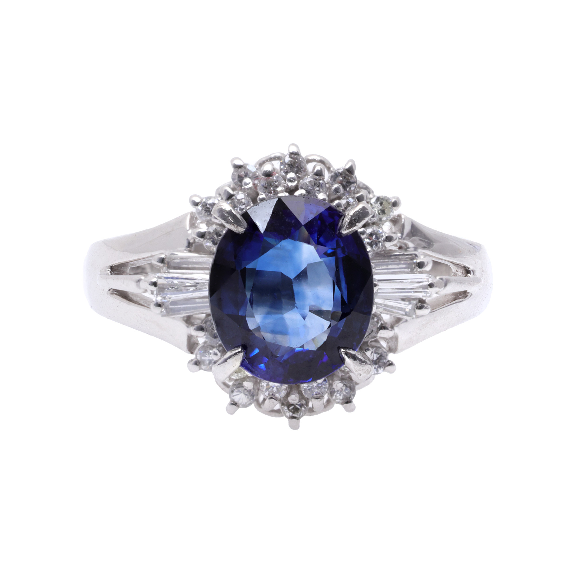 Inel din platină, decorat cu safir, anturat de diamante, însoțit de certificat GW LAB