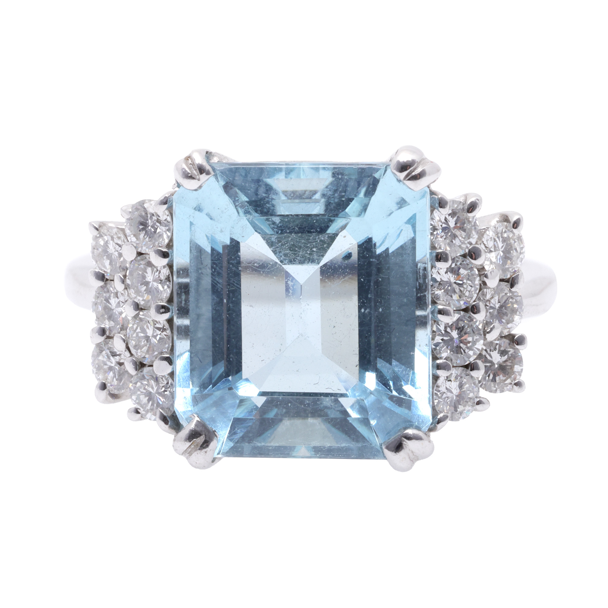 White gold ring, decorated with aquamarine and diamonds