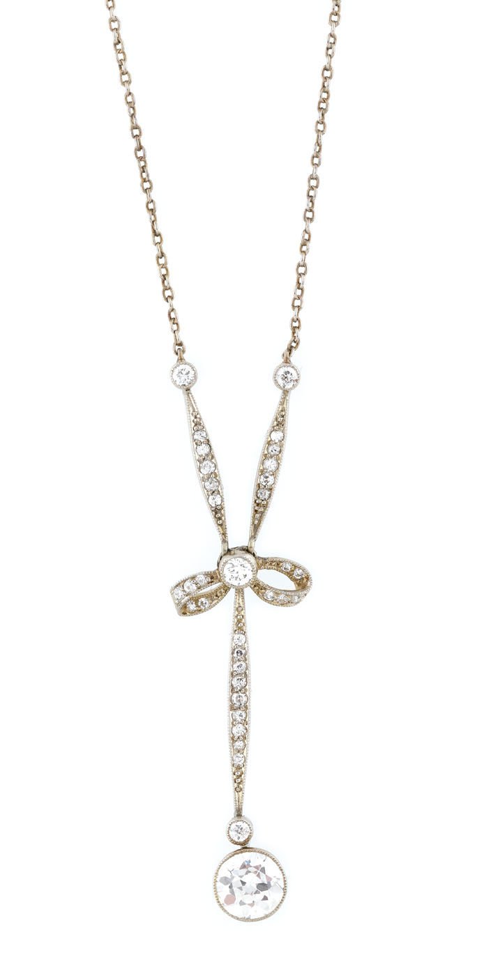 Superb colier din aur alb, decorat cu o fundă din diamante și un impunător diamant