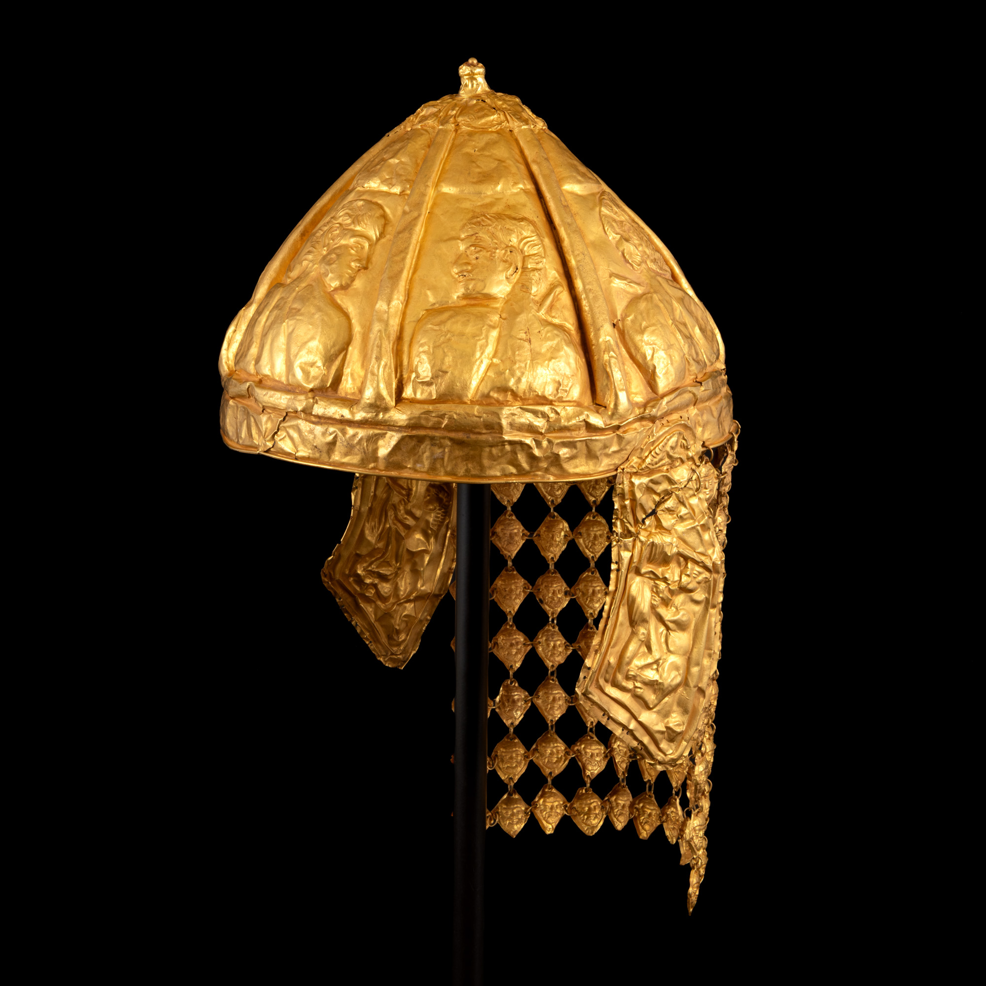 „Coiful cu eroi” sau „coiful unguresc”, din aur, unicat, provenind din zona bazinului Mării Negre, în Licitația de Artă Istorică, la Artmark!