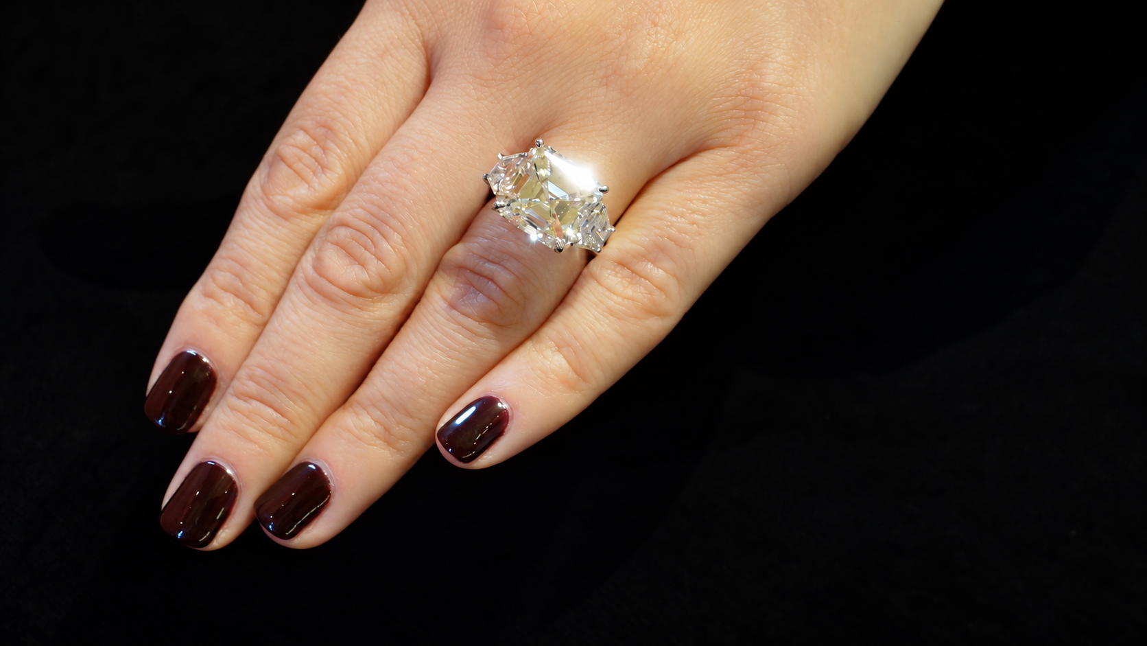 Cel mai mare diamant oferit la vânzare în România, de peste 9 carate, exclusiv în licitație la Artmark! De la 50.000 de Euro!