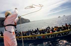 http://www.guengl.eu/images/made/uploads/news-images/migrant_boat_900_500_70_c1_c_t.jpg