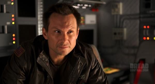 Nuevas imágenes de Stranded, con Christian Slater