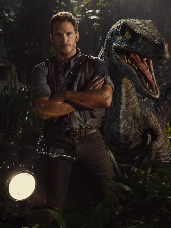 Chris Pratt junto a un velociraptor en una nueva imagen de  ‘Jurassic World’