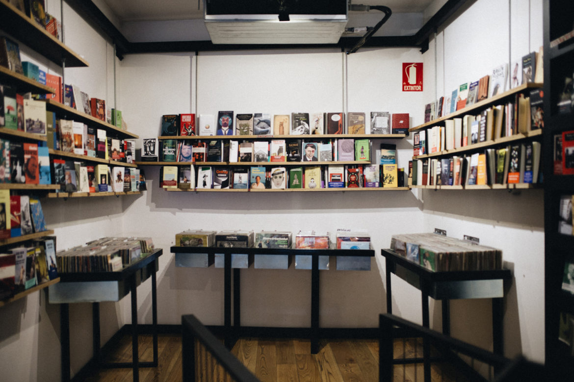 A City Made By People Reading In Marid Bookshop Scene Bajoelvolcán 3