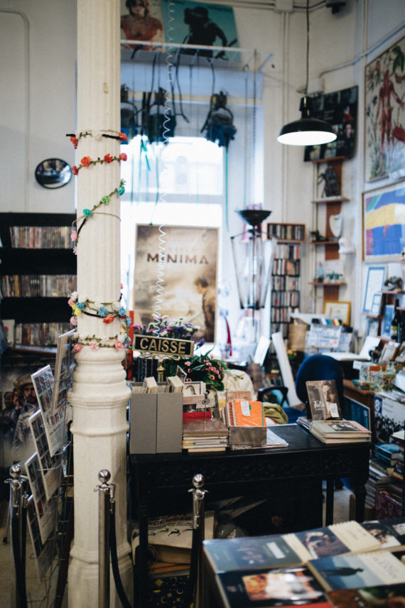 A City Made By People Reading In Marid Bookshop Scene 8 Y Medio 1