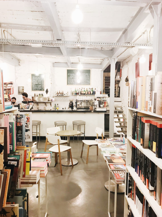 A City Made By People Reading In Marid Bookshop Scene Tipos Infames 1