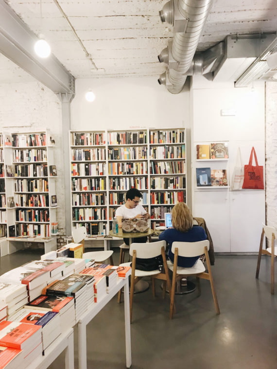 A City Made By People Reading In Marid Bookshop Scene Tipos Infames 2