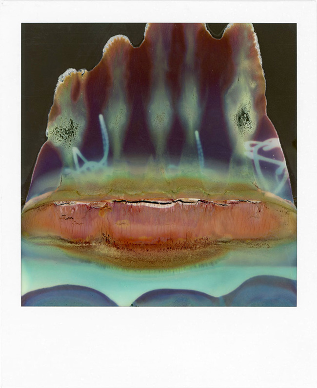 Catene allineate di polivinilene su fogli di plastica da 9x6,8 cm. In linguaggio meno tecnico: Polaroid. William Miller ci mostra cosa riesce a sviluppare con una vecchia SX-70. Bella, ingegnosa, ma quasi del tutto rotta. LTVs, Ruined Polaroid, William Miller, Lancia TrendVisions