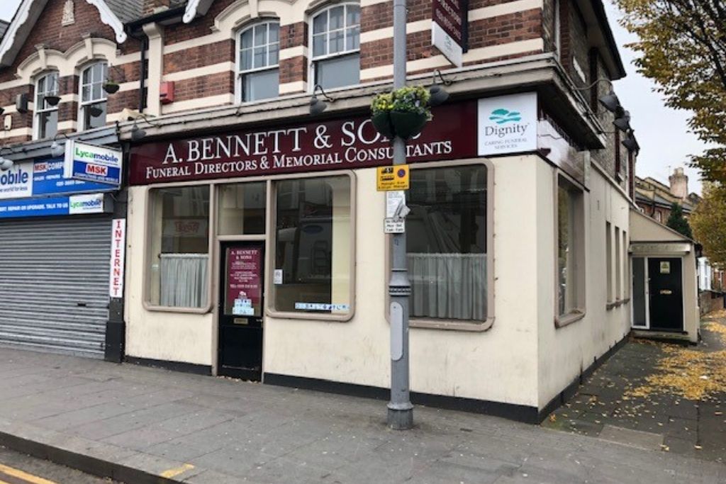 Retail let in 460 Hoe Street, Walthamstow, London, E17 9AH from 967 to