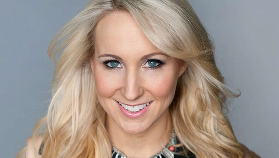Nikki Glaser quits smoking and drinking with Allen Carr's Easyway