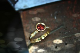 Garnet & Diamond Set Shoulders 18t Yellow Gold