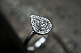 Pear-shaped diamond ring