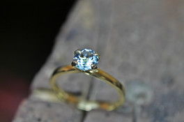 aquamarine solitaire 18 ct yellow gold