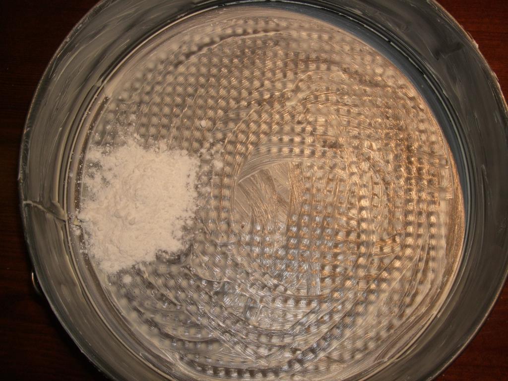 Extendemos la mantequilla en el molde