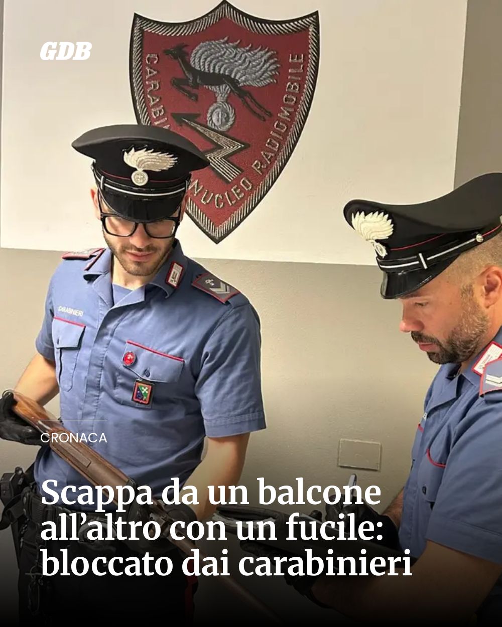 Post Instagram @giornaledibrescia: Scappa da un balcone all’altro con un fucile: bloccato dai carabinieri...