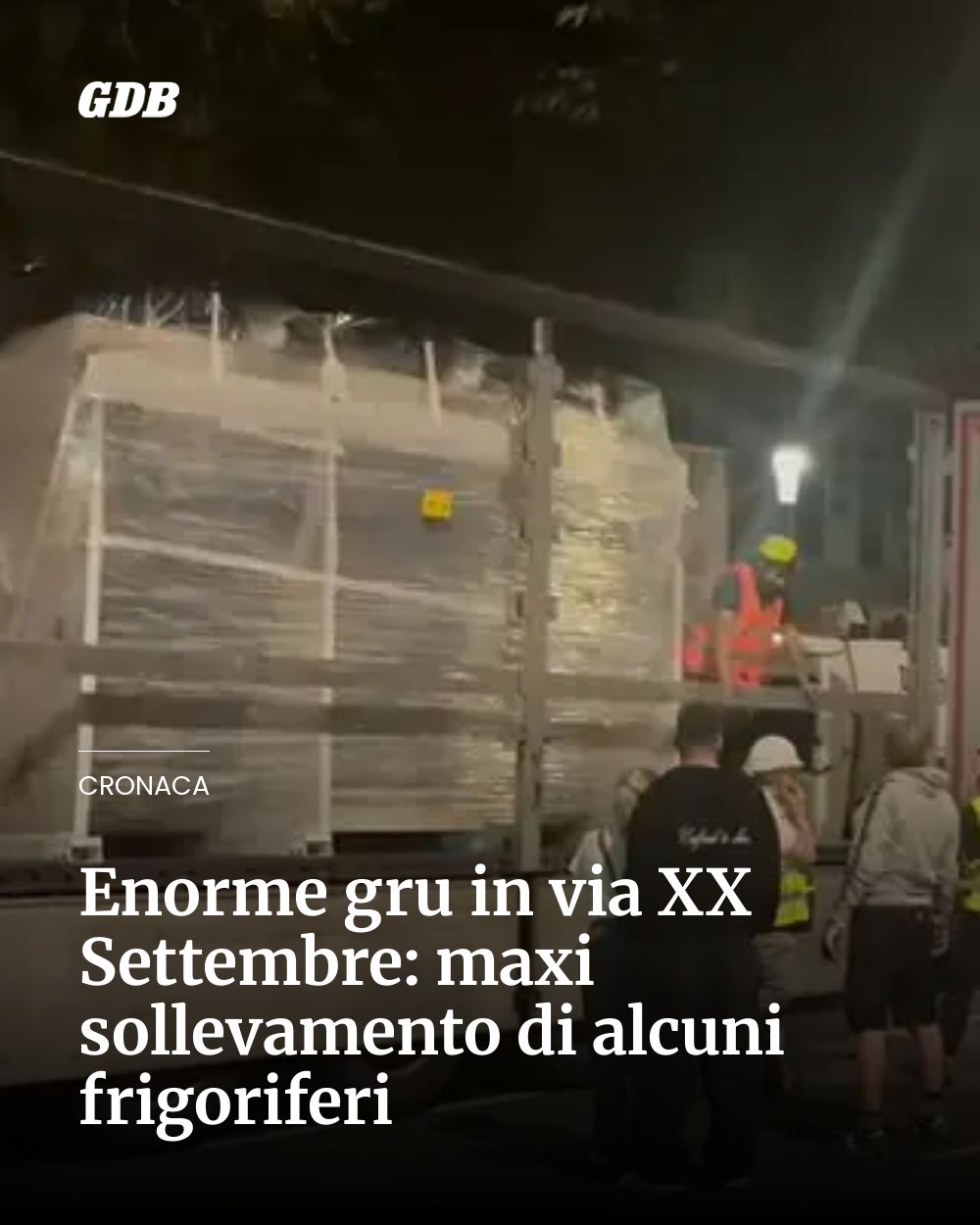 Post Instagram @giornaledibrescia: Enorme gru in via XX Settembre: maxi sollevamento di alcuni frigoriferi...