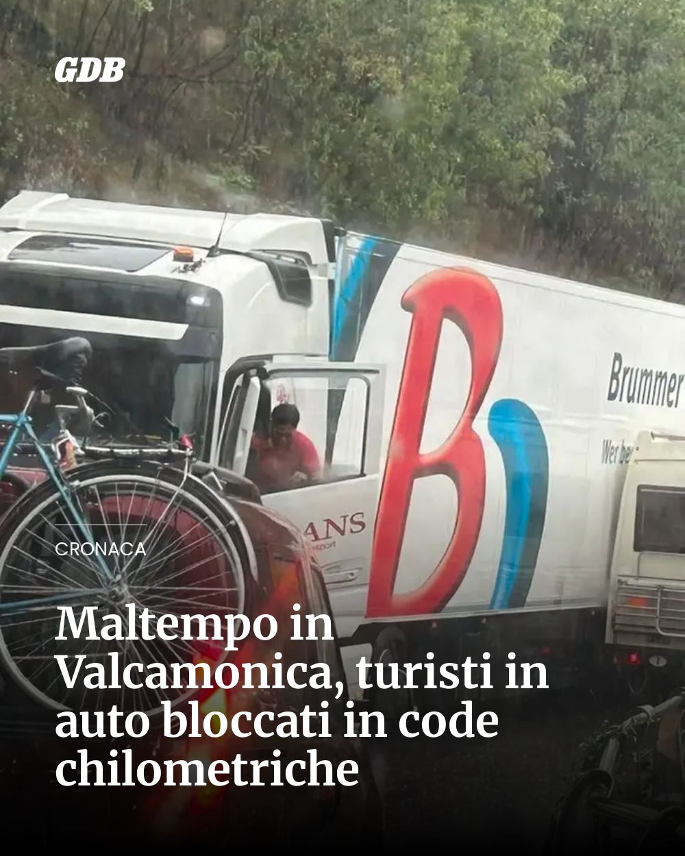 Post Instagram @giornaledibrescia: Maltempo in Valcamonica, turisti in auto bloccati in code chilometriche...