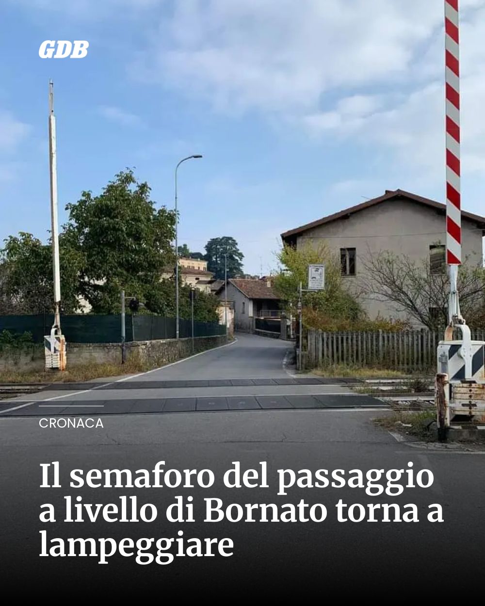 Post Instagram @giornaledibrescia: Il semaforo del passaggio a livello di Bornato torna a lampeggiare...