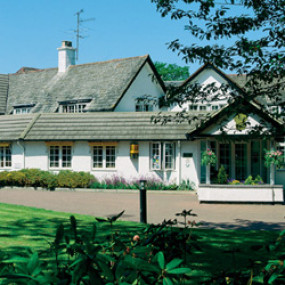 vie of the outside of Basingstoke Country Hotel