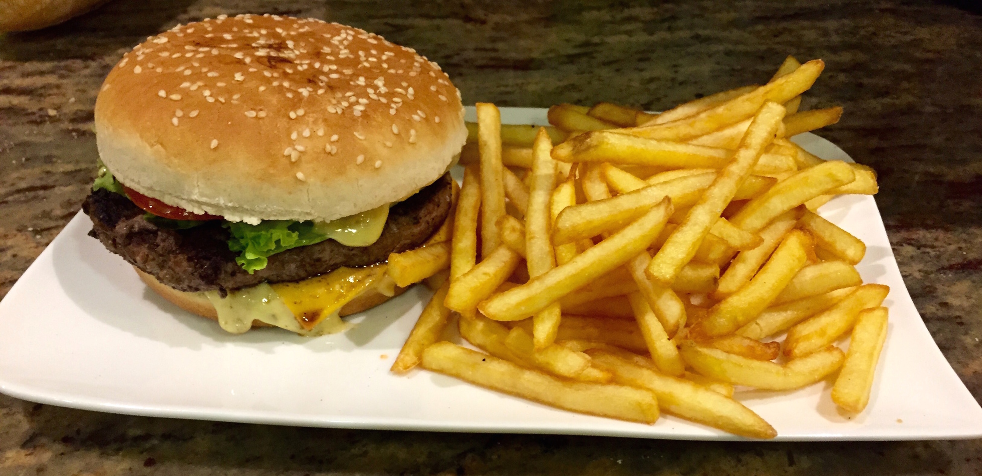 Cheeseburger accompagné de frites
