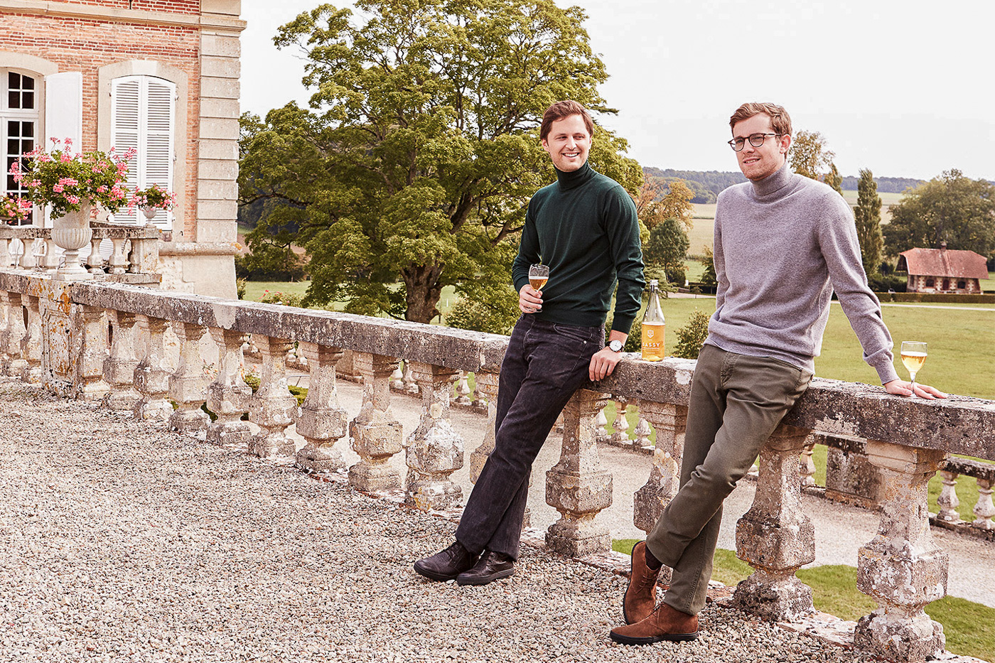 Xavier d'Audiffret Pasquier à gauche et Pierre-Emmanuel Racine-Jourdren à droite au château de Sassy