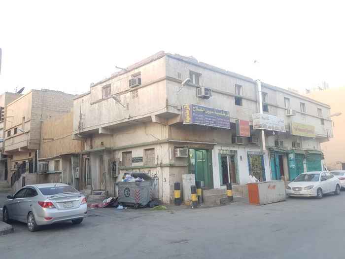 1027661 محل في شارع تجاري وحرك للايجار السنوي بقيمة ٨٠٠٠ ريال دفعتين يصلح للعديد من الانشطه التي يحتاجها الحي مثل فوال ومحل خضار وفواكه وغيرها