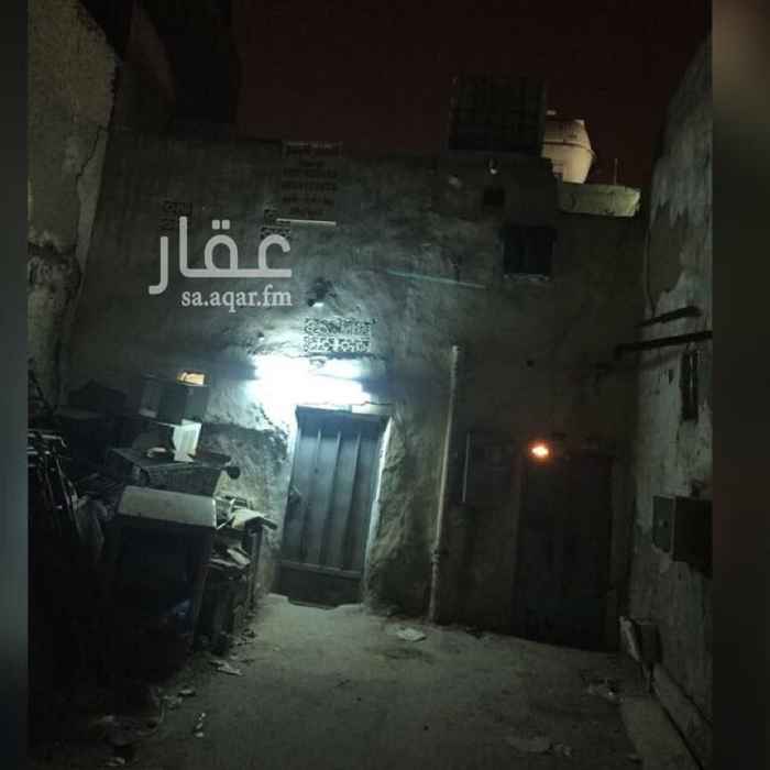 1163258 للايجار بيت شعبي على شارعين مبني بناء جيد وموقعه استراتيجي ويوجد به مدخلين على الشارع شرقي امامي وغربي خلفي ويبعد من المحكمه العامه ٥ دقائق فقط ومن مسجد الفريان ومن جميع الخدمات ىالايجار سنوي على دفعتين كل دفعه ٥٠٠٠ ريال وللمعاينه نرجو التواصل واتس اب فقط 0500000473