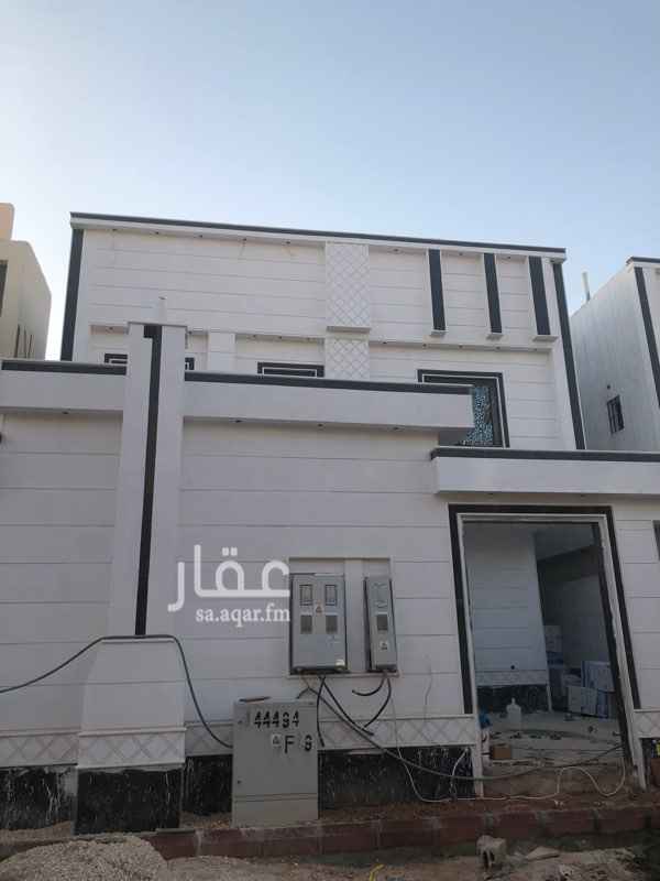 1749704 للبيع فيلا 371م ش 15 جنوبي
درج داخلي وشقتين بناء شخصي وضمانات