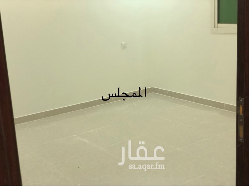 1496010 شقه في الدور العلوي مكونه من:
مدخلين على المجلس و على الصاله
مجلس
غرفتين نوم
دورتين مياه
للتواصل
0500008895