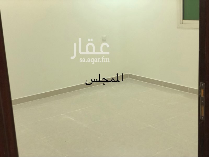 1496019 شقه في السطح مكونه من:
مدخلين على المجلس و على الصاله
مجلس
غرفتين نوم
دورتين مياه