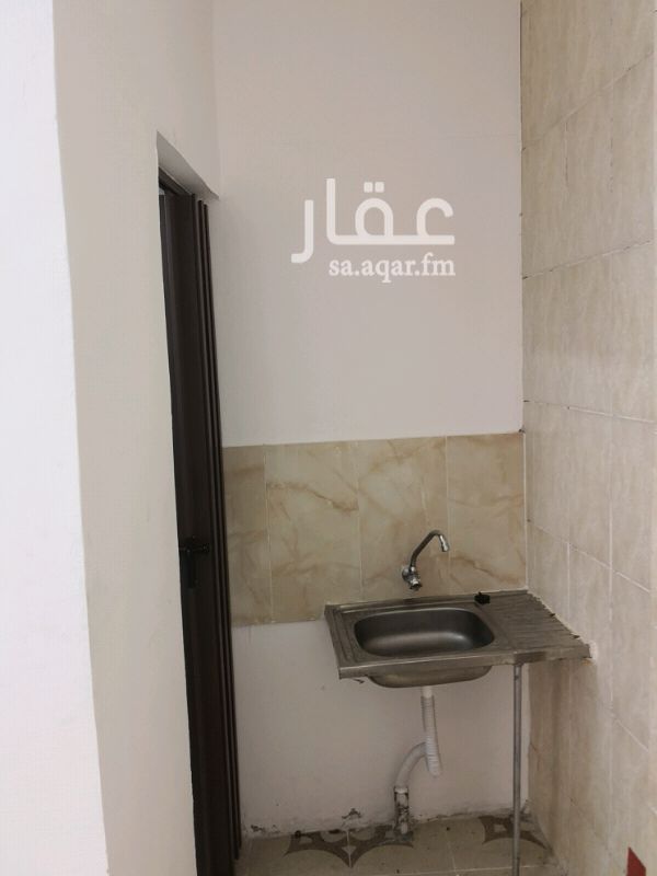 1383319 غرفة مع حمام بحي الشاطي 3 خلف البنك الأهلي بمبلغ 850 ريال شهريا شامل الكهرباء والماء.