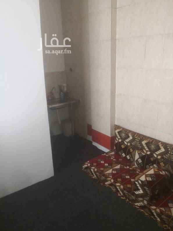 1738205 غرفة مع حمام مفروشة يوجد بها مكيف اسبيلت للايجار بحي الشاطي 3 خلف البنك الأهلي بمبلغ ٨٠٠ ريال شهريا شامل الكهرباء والماء.