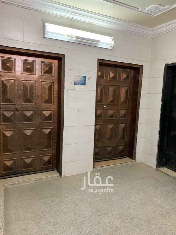 1726174 أرقام جوال وصاحب الشقة 0540505438 و الثاني 0555759465 الشقة بدء روم الدور الأرضي الشقة ما شاء الله نظيفة فيها صالة ومطبخ ثلاث غرف نوم ومجلس و مقلط وأبيها مكيفات و موقف سيارة والسعر 400,000 والدلالة على المشتري