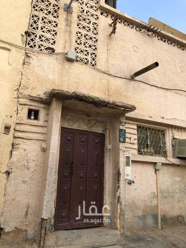 1678233 بيت شعبي عبارة 3 غرف و2 حمام وصالة ومطبخ وفي السطح غرفة وحمام