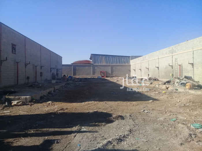 1620770 الارض مسورة تطل على شارعين مدخل على كل شارع يوجد بها مستودع 500 متر 2 مغلق و هناجر مكشوفة 1100 متر2 يوجد مكاتب 100 متر 2 + سكن عمال منفصل 100 متر 2 + دورات مياه + مصلى سهوله الوصول الى الموقع من طريق الخرج و طريق الحاير الايجار قابل للتفاوض حسب مده العقد للتواصل المباشر/ 0556537665