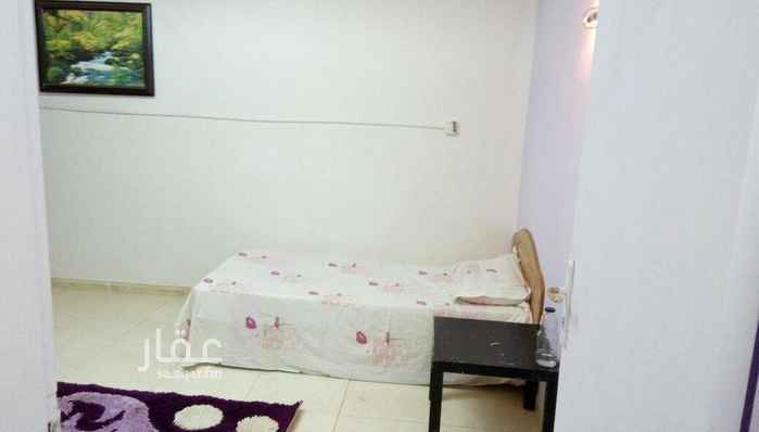 1552011 غرفة مساحتها 3*4 متر ملحق بها مخزن 1.5*1.25 م مؤثثة بها سرير وأريكة وثلاجة صغيرة وحمام ومغسلة مستقلة . للأيجار سنوي لطبيبة أو معلمة .