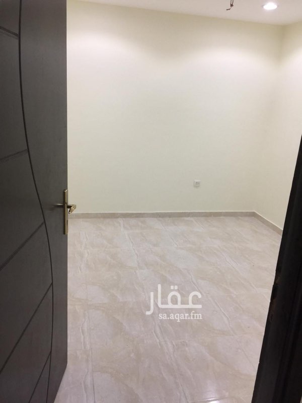1624311 #شقة مكونة من ثلاث غرف ومطبخ وصالة وحمامين حديثة
# تقع على شارعين الرئيسي امتداد طريق كتابة العدل
# لها صك مستقل حديث جاهز للإفراغ
# عداد كهرباء مستقل
# عداد مياه مستقل بخزان كبير مشترك
# قريبة من المحلات والمسجد
# السعر المذكور في الأعلى آخر سوم لها والجاد في الشراء يتواصل واتس