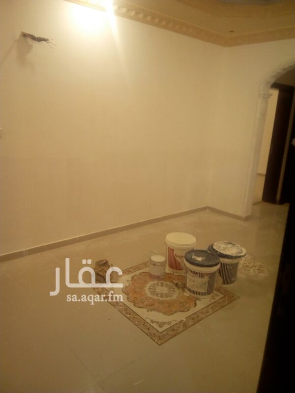 966358 شقه عوايل ثلاث غرف وصاله ودورتين مياه ومطبخ في عماره الراجحي