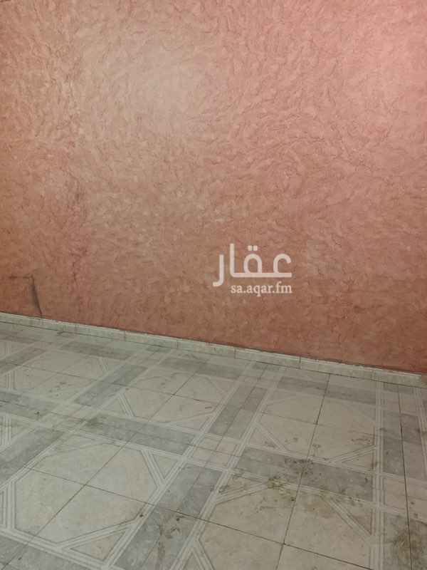 1555929 شقه مكونه من ٣ غرف بمنافعها قريبه من شارع الجامعه