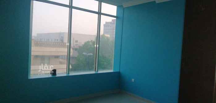 1734499 شقه مكونه من ٣غرف وصاله وحماممين ومطبخ امريكي راكب مساحات كبيره بسعر وتشطيب فاخر جدا وموقع مميز بسعر ٢٥ الف ريال