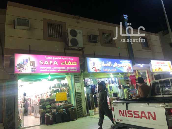 1629104 عمارة تجارية للبيع نصف أرض في سوق الثقبة شارع ينبع تقاطع ١٥/١٦ ، ٣ محلات مؤجرة + دور مؤجر بالكامل ، جميع المحلات مؤجرة الدخل السنوي مائة وعشرة آلاف ريال ، التواصل مباشرة معي عالواتساب أو الخاص