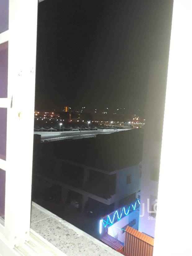 1732599 شقة جديده ٤ غرف و٢ دوراة مياه وصاله ومطبخ مدخل واحد الدور الرابع ويوجد في الدور الاول .. موقف خاص خزان كبير مشترك مشبوكة التحليه فيه . مساحة ١٤٠ متر