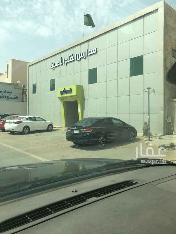 1645016 لدينا عمارة للتأجير عليها رخصة مدارس وهي كانت قبل شقق عزاب فيها ١٢ شقة وملحق علوي وملحق سفلي وأربع محلات تجارية على شارع حيوي شارع تمير حي المروج كانت مؤجرة ب٣٠٠ الف ريال
العمارة فيها ارتداد امامي لمواقف السيارات وعلى شارع حيوي في حي المروج