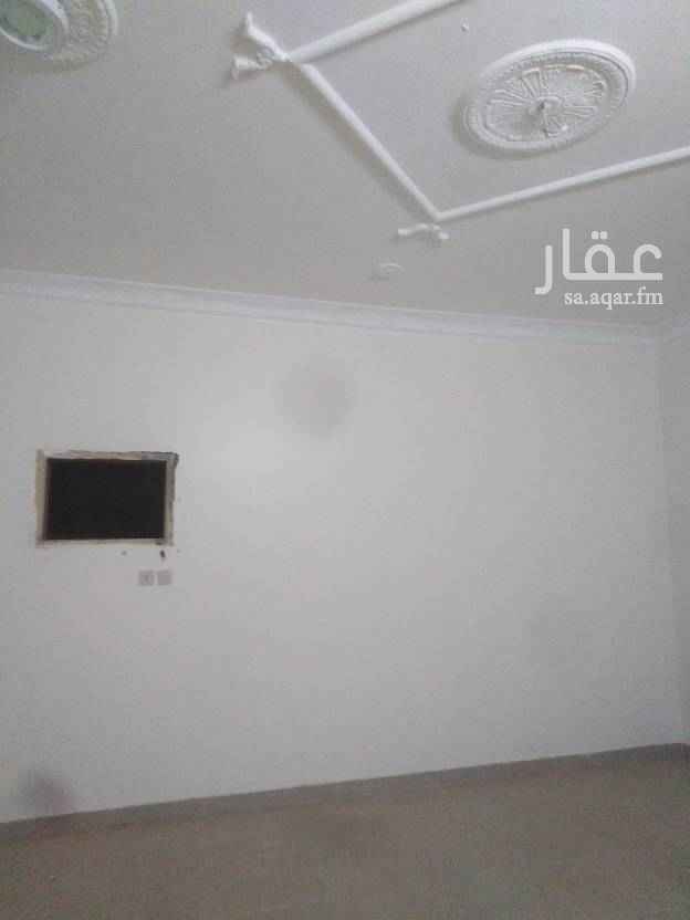 1740425 يوجد شقتين متقابله في كل شقة ٤غرف وصاله ومطبخ وحمام ٢ ومدخلين رجال ونساء